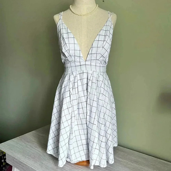 HYFVE Fit & Flare Dress Size Medium - Picture 2 of 8